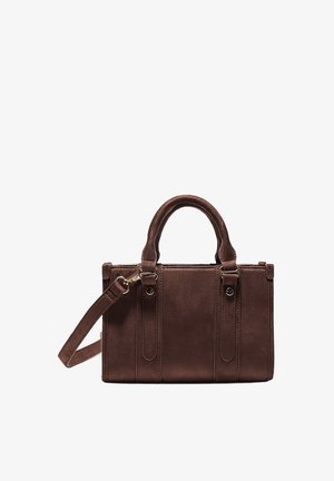 Sac à main en suede marron avec deux poignées courtes, bandoulière amovible et coutures contrastantes. Présente un design structuré et de petites clous.