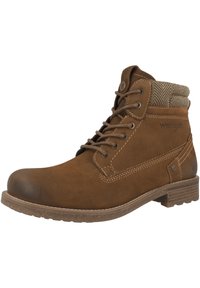 Botas de tobillo de ante marrón con un cuello de tela texturizada con patrón de espiga, ojetes de metal y un tacón bajo y apilado. Puntera reforzada.