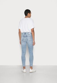 Calvin Klein Jeans HIGH RISE SKINNY ANKLE - Calças de ganga de corte skinny - denim light