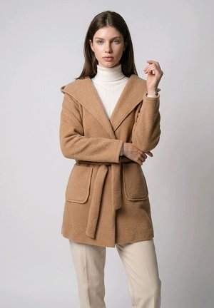 Outfitters Nation, CHAQUETÓN CON CAPUCHA Y CINTURÓN DESMONTABLE - Abrigo corto - camel