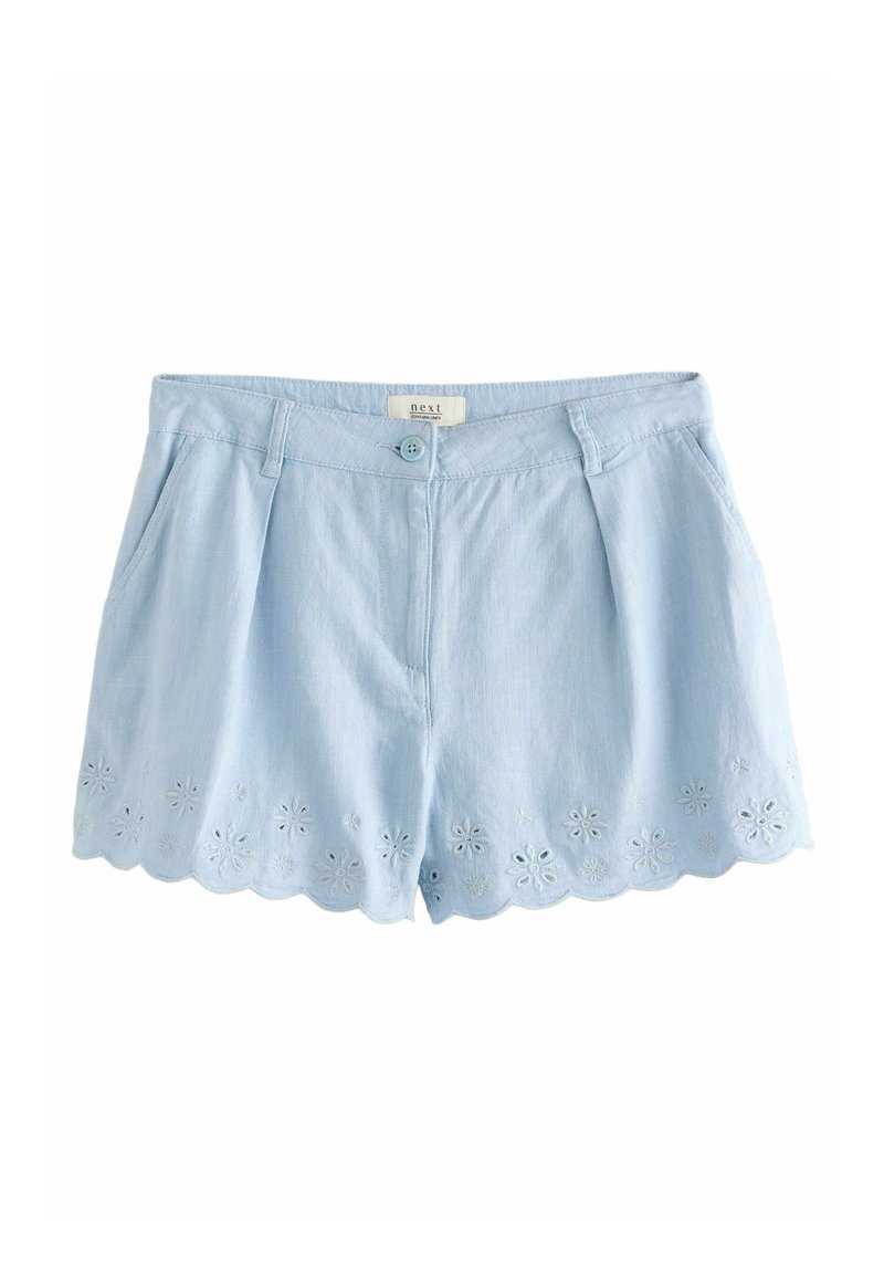 Short bleu clair avec fermeture par bouton, poches avant et ourlet festonné avec détails en découpes florales brodées.