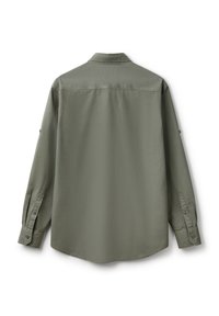 Camisa de manga larga verde olivo con cuello abotonado, de textura suave y puños ajustables con botones. La vista posterior muestra un diseño sencillo.