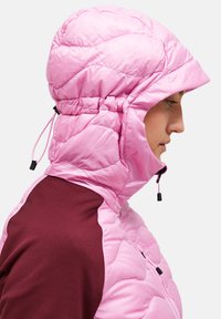 Giacca rosa gonfiata con cappuccio attaccato, caratterizzata da un design trapuntato, coulisse e una pannello laterale bordeaux accentato.