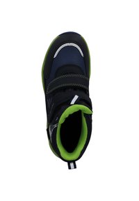 Granatowe sneakersy z zielonymi akcentami, siateczkowa cholewka, dwa czarne paski na rzepy i teksturowana podeszwa, zaprojektowane z myślą o komforcie i wsparciu.