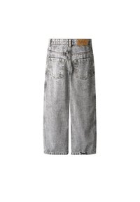 Ανοιχτό γκρι τζιν με ευθύ πόδι και όψη acid-wash, δύο πίσω τσέπες και καφέ δερμάτινη ετικέτα της μάρκας στη ζώνη μέσης.