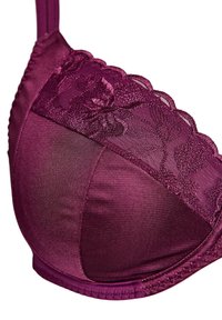 Bordeauxroze beha met bloemenkant op de bovenkant van de cup, een gladde satijnen textuur en verstelbare bandjes. De cupvorm is licht gevormd.