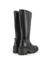 Botas negras de cuero hasta la rodilla con un acabado texturizado, una correa con una hebilla de metal y una suela gruesa y resistente.