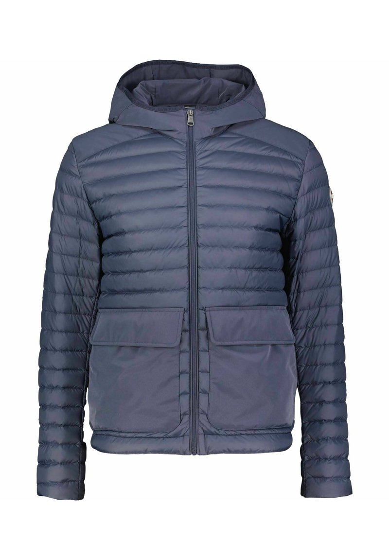 Marinblå vadderad jacka med dragkedja, två framfickor med lock och en huva. Har horisontell sömnad och strukturerade ärmar.