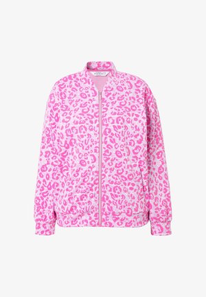 Roze zip-up jack met een luipaardprint in verschillende tinten roze op een gestructureerde stof. Geribbelde manchetten en onderrand.