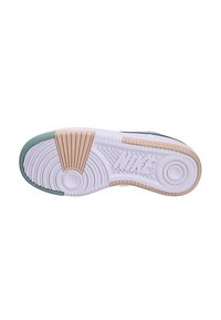 Sole tenisky Nike, s bílou a béžovou gumou a texturovaným zeleným akcentem. Kružnicové a vlnité vzory pro lepší grip a podporu.