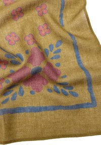 Tkanina w kwiatowy wzór z różowymi kwiatami i niebieskimi akcentami na złoto-brązowym tle; miękka tekstura i misternie wykonane detale.