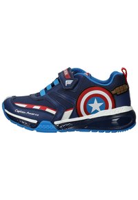 Blaue Sportschuhe mit einem Mesh-Obermaterial, ausgestattet mit einem roten, weißen und blauen Captain America-Emblem, verstellbarem Riemen und strukturiertem Boden.