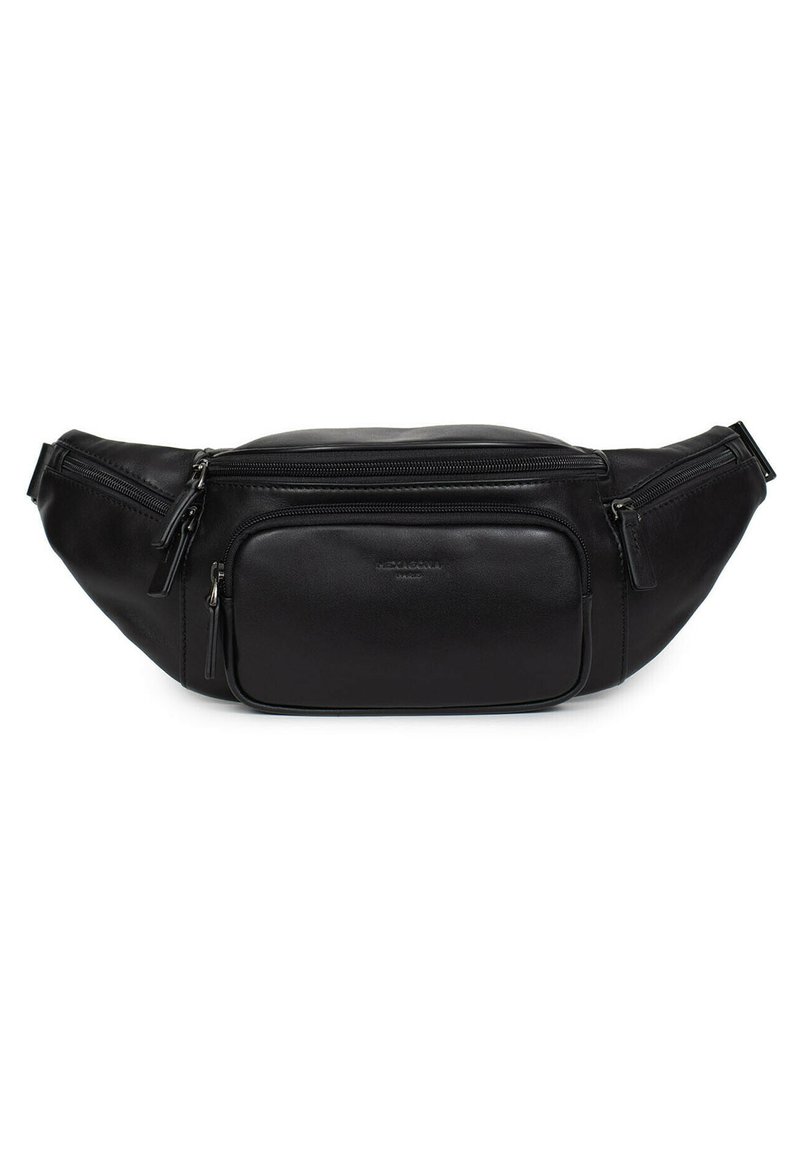 Schwarze Leder-Bum Bag mit zwei Reißverschlusstaschen und einem gebogenen Design. Mit verstellbarem Gurt und geprägtem Logo auf der Vordertasche.