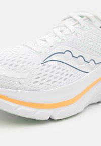 Saucony GUIDE 17 - Katujuoksukengät - white/peel