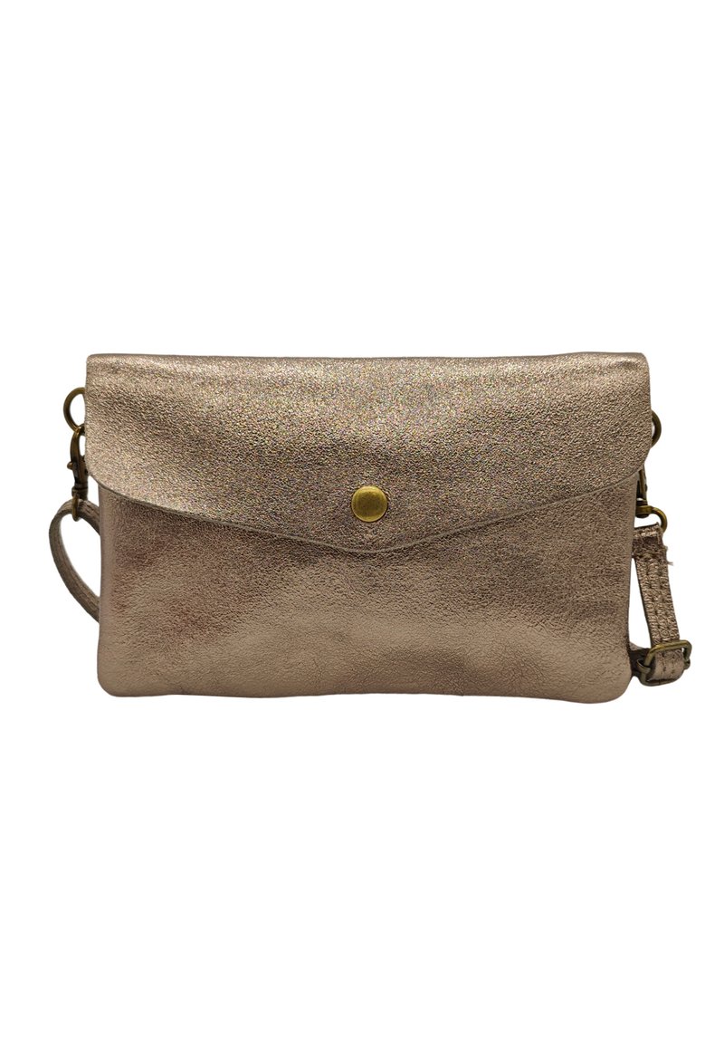 Sac à main-clutch doré métallique en cuir texturé, avec un rabat incurvé, une fermeture à bouton pressión en laiton et une bandoulière ajustable.