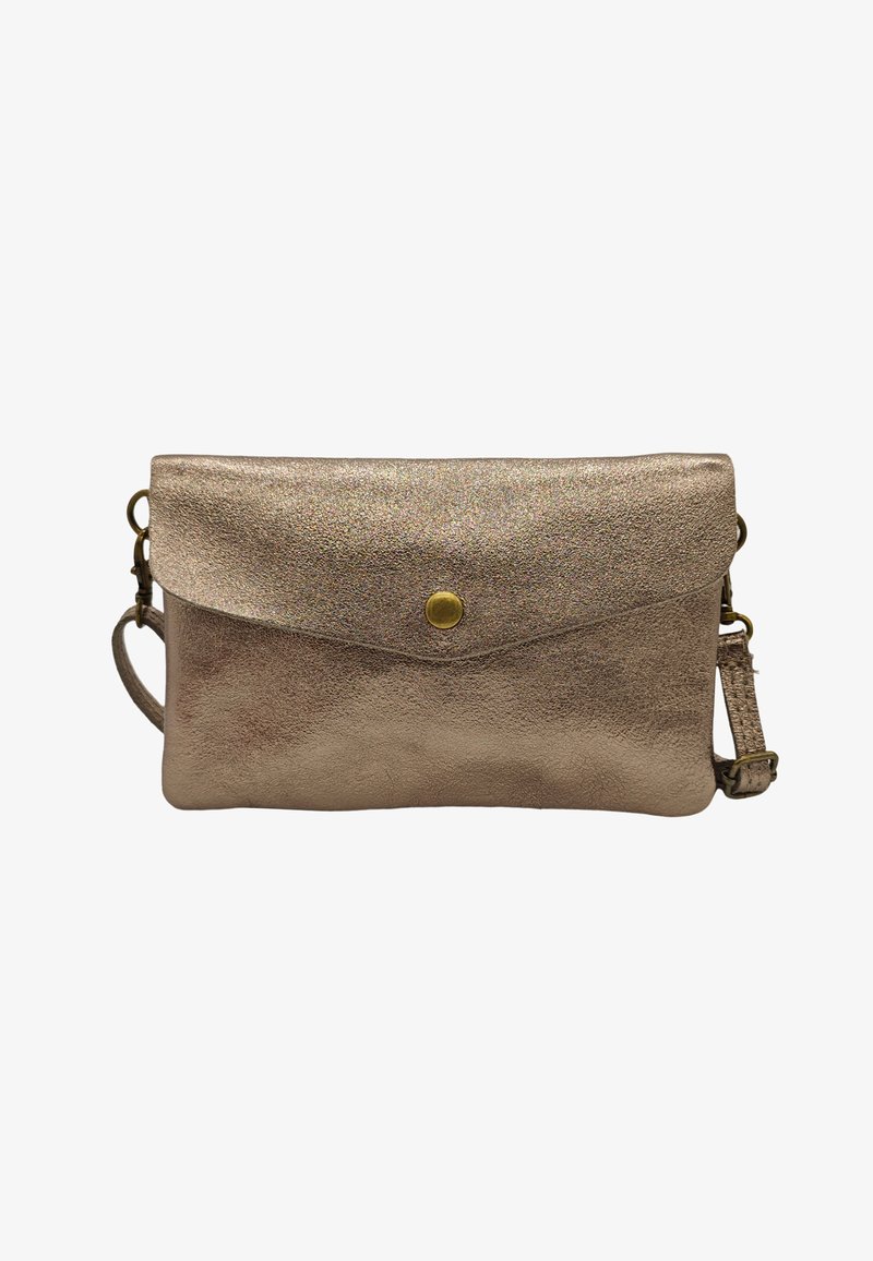 Sac à main-clutch doré métallique en cuir texturé, avec un rabat incurvé, une fermeture à bouton pressión en laiton et une bandoulière ajustable.
