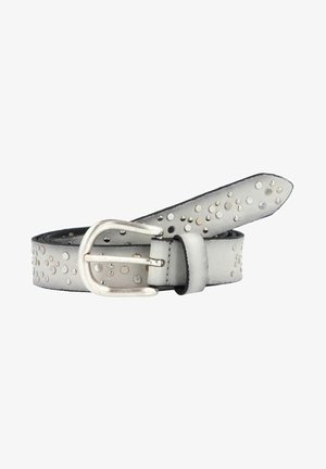 Zilveren leren riem met ronde zilveren nieten, voorzien van een zilveren metalen gesp en een gladde textuur, met zwarte randen.