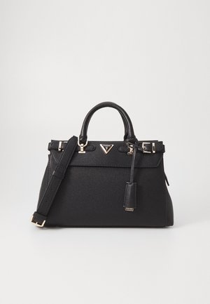 Sac à main en cuir noir avec une forme structurée, quincaillerie dorée, anses supérieures et une bandoulière réglable. Présente un détail de logo et une étiquette.