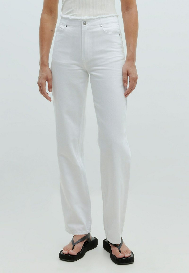 Witte high-waisted jeans met een rechte pasvorm, voorzien van riemlussen, vijf zakken en een sluiting met knoop aan de voorkant. Getextureerde denimstof.