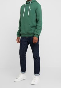 Pier One Jersey con capucha - olive