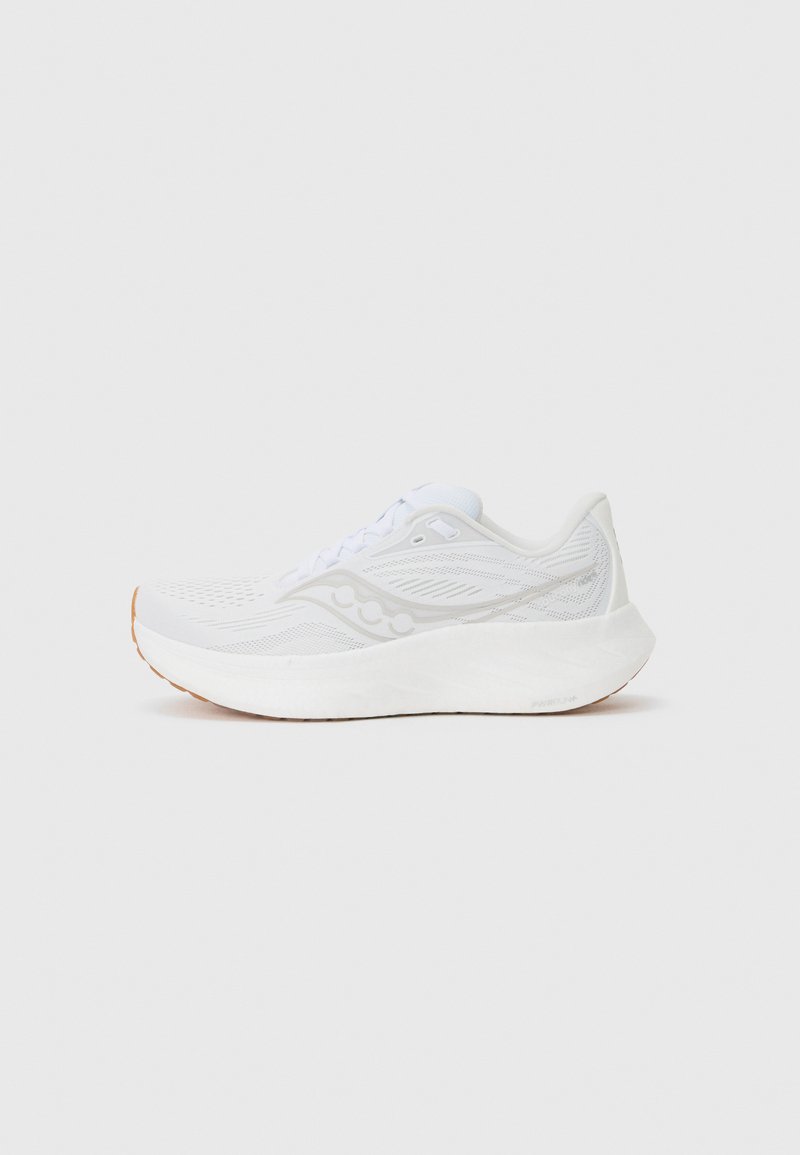 Witte sportieve schoen met een dunne mesh bovenkant, een gewatteerde witte buitenzool en getextureerde zijaccenten. Voorzien van lichtblauwe veters en een rubberen zool.