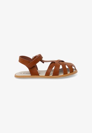 Sandale en cuir marron à bout ouvert avec plusieurs brides et une bride de cheville à velcro sur une semelle plate en caoutchouc.