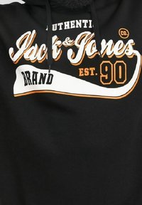 Felpa nera con cappuccio, caratterizzata da testo bianco e arancione, tra cui "Authentic Jack & Jones" e "EST. 90". Design casual con cappuccio regolabile.