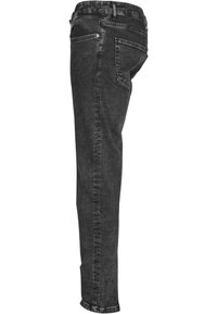 Jeans de denim negro de corte slim fit con una cintura de altura media, cinco bolsillos y una textura ligeramente desgastada, con un dobladillo enrollado.