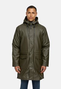 Olijfgroene waterdichte jas met een capuchon, twee voorzakken en trekkoordaccenten, met een gladde, glanzende textuur en een knielange snit.