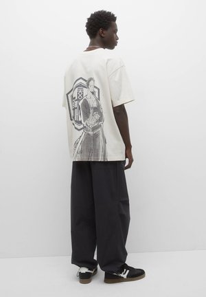 ONE PIECE - T-shirt med print - sand