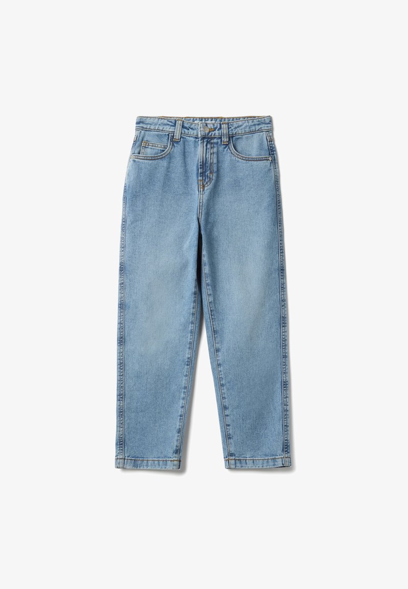Jean en denim bleu clair à coupe décontractée, design à cinq poches, fermeture par bouton et surpiqûres contrastées sur les bords. Texture lisse.