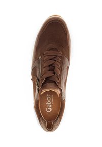 Bruine suède sneakers met synthetische accenten, voorzien van een vetersluiting aan de voorkant, een zijrits en een getextureerde tussenzool. Het binnenste merk inlegzool is zichtbaar.