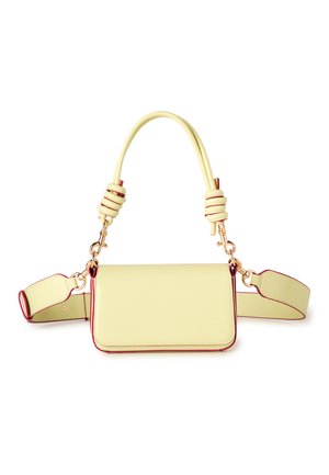 Borsa rettangolare giallo chiaro con angoli arrotondati, manico annodato, tracolla larga rimovibile e dettagli in rosso.