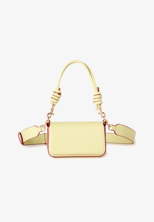 Jasnożółta prostokątna torebka o zaokrąglonych krawędziach, z uchwytem związanym w supeł, odpinanym szerokim paskiem na ramię oraz czerwonymi akcentami wykończenia.