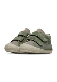 Chaussures en daim vert avec des accents gris, des sangles ajustables doubles, des semelles en caoutchouc texturé et des détails de couture jaune contrastants.