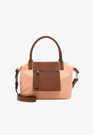 Petit sac à main avec corps couleur pêche clair, anses en cuir marron, poche avant zippée et bandoulière amovible sur fond blanc.