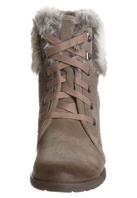 Stivaletti beige in suede, con colletto in pelliccia sintetica, punta rotonda e lacci con occhielli in metallo. Superficie texturizzata e suola in gomma.