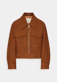 Chaqueta corta de lana marrón con cuello ancho, cremallera frontal, dos bolsillos de solapa en el pecho, mangas largas y detalle de botón en el dobladillo.