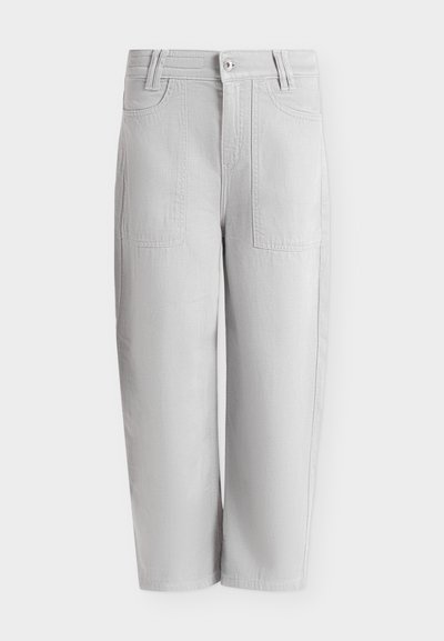 Pantalon gris clair, large et raccourci, avec poches plaquées à l'avant, ceinture à passants et fermeture à bouton et zip, présenté sur fond blanc.