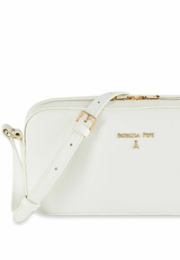 Borsa a tracolla in pelle bianca con zip e dettagli dorati, caratterizzata da un logo. La tracolla è regolabile e presenta una chiusura con fibbia.