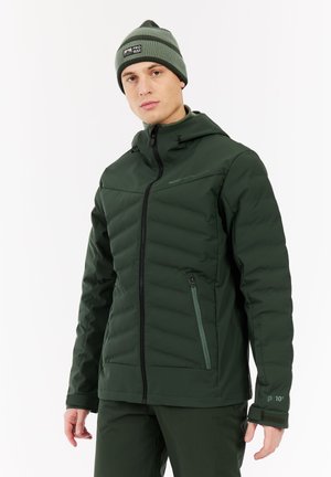 Donker groene gewatteerde jas met capuchon, met een diagonaal doorgestikt patroon, zijzak met rits en logo-accenten. Draagt een bijpassende beanie.