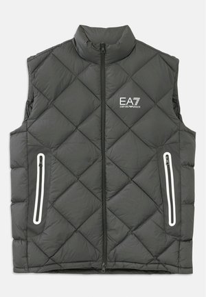 Gilet matelassé gris avec motif en losange, col haut, fermeture éclair à l'avant, deux poches latérales rehaussées de blanc et logo EA7 sur la poitrine.
