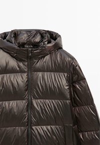 Giacca imbottita nera con finitura lucida, dotata di cappuccio, chiusura con cerniera e sezioni trapuntate. Il materiale sembra leggero e liscio.