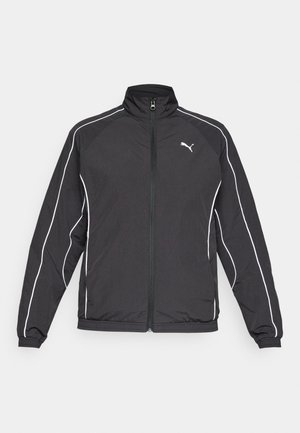 Čierna športová bunda Puma s bielymi pruhmi, plným predným zipsom a vysokým golierom na neutrálnom pozadí.