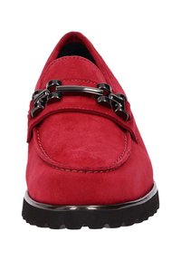 Rode suède instapper met zwarte rubberen zool en zilveren metalen paardenbitdetail over de wreef, getoond vanuit het front.