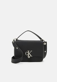 Borsa sintetica nera di forma rettangolare, con logo "CK" in argento, tracolla regolabile e design strutturato.