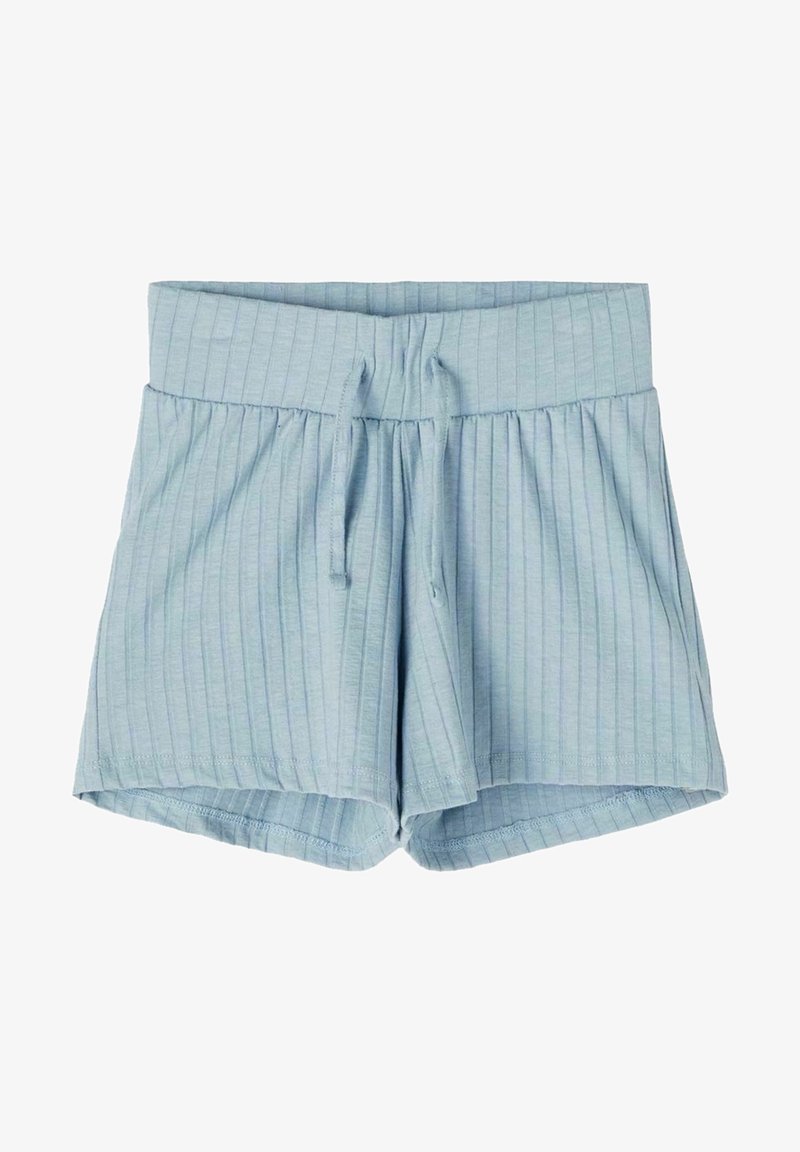 Shorts en tissu côtelé bleu clair avec une large ceinture élastique et un cordon de serrage, présentant une coupe décontractée et une longueur courte.