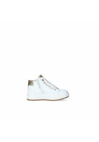Sneaker alte bianche con accenti dorati, superficie texturizzata, design con lacci e cerniera laterale. Suola in gomma con un leggero motivo di battistrada.