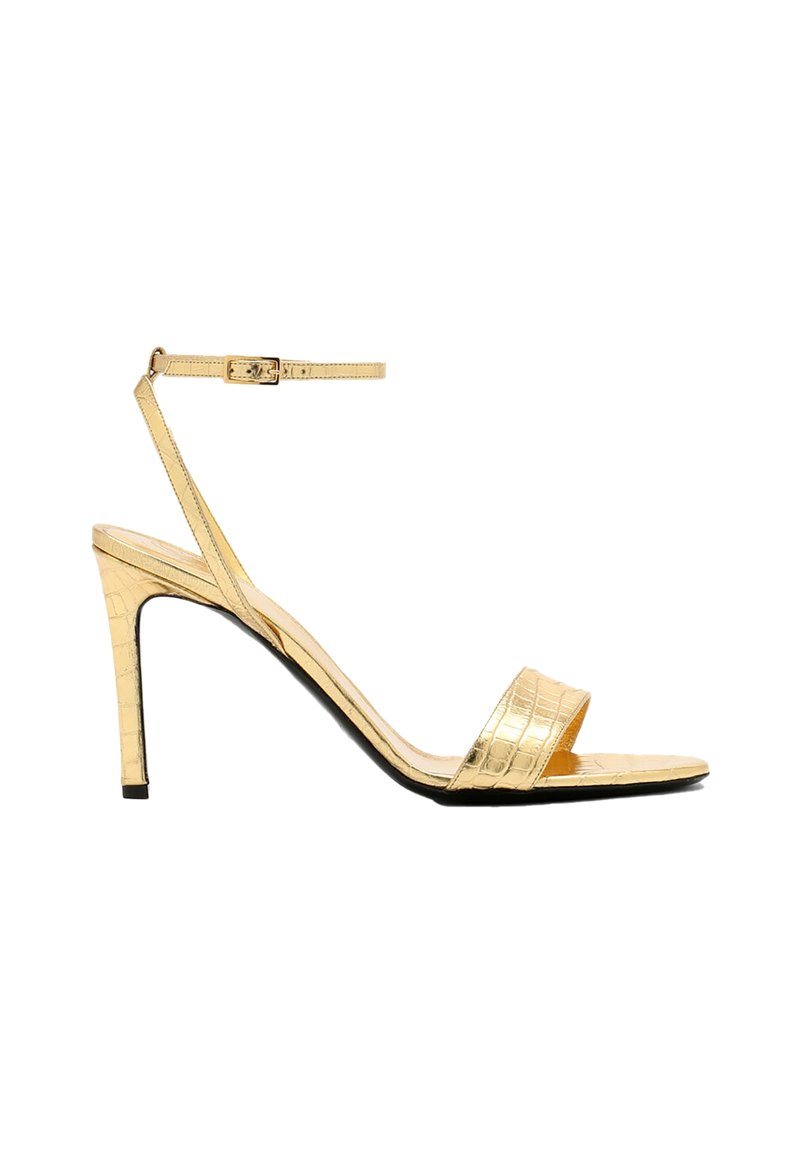 Guld, faux-krokodilleder højhælede sandaler med ankelrem, åben tå, slank stiletto hæl og en glat, blank finish.