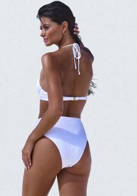 Bílý žebrovaný bikini s vysokým pasem a topem na zavazování za krkem, s minimalistickým designem a zlatými akcenty.